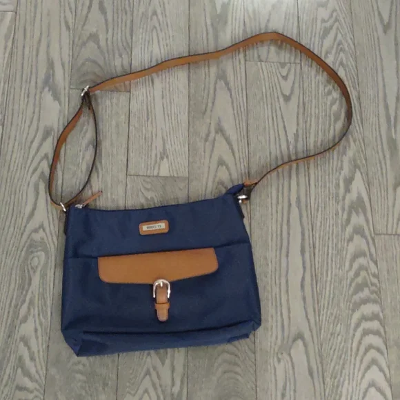 Beautiful blue shoulder bag by Roots ⭐ - Picture 2 of 8